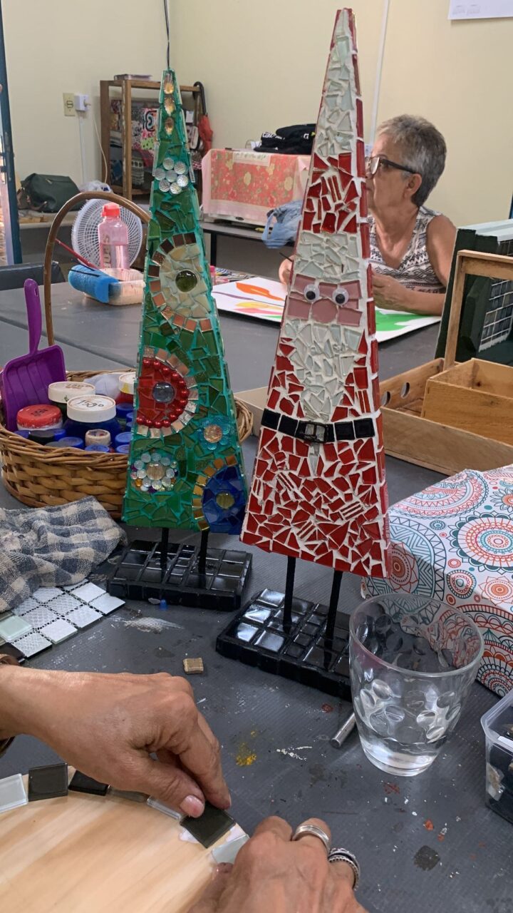 Ανακαλύψτε τη μαγεία των σπασμένων πιάτων: 25 μοναδικές κατασκευές γεμάτες χρώματα και σχέδια