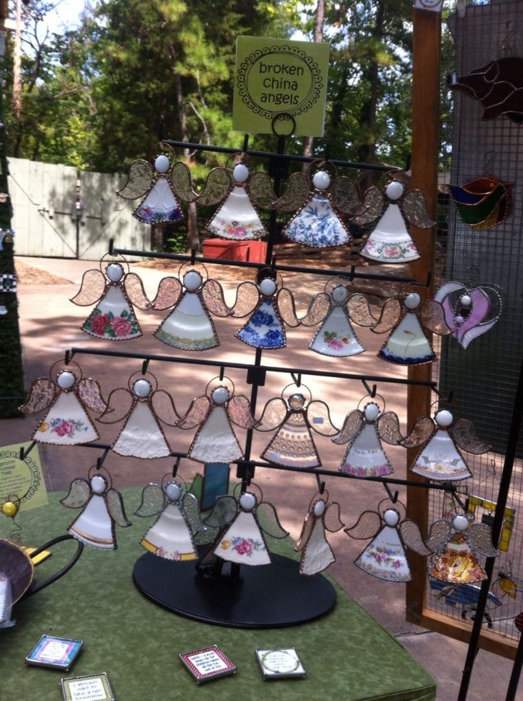 Ανακαλύψτε τη μαγεία των σπασμένων πιάτων: 25 μοναδικές κατασκευές γεμάτες χρώματα και σχέδια