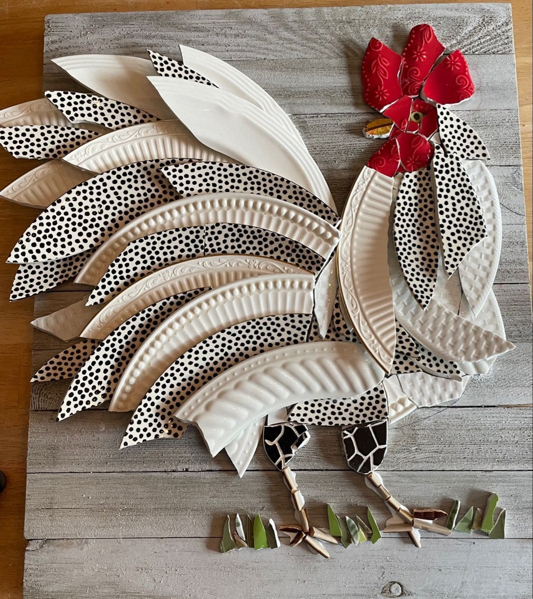 Ανακαλύψτε τη μαγεία των σπασμένων πιάτων: 25 μοναδικές κατασκευές γεμάτες χρώματα και σχέδια