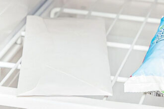 Τι κάνει ο φάκελος μέσα στην κατάψυξη; Το απλό έξυπνο κόλπο που θα σου λύσει ένα σημαντικό πρόβλημα