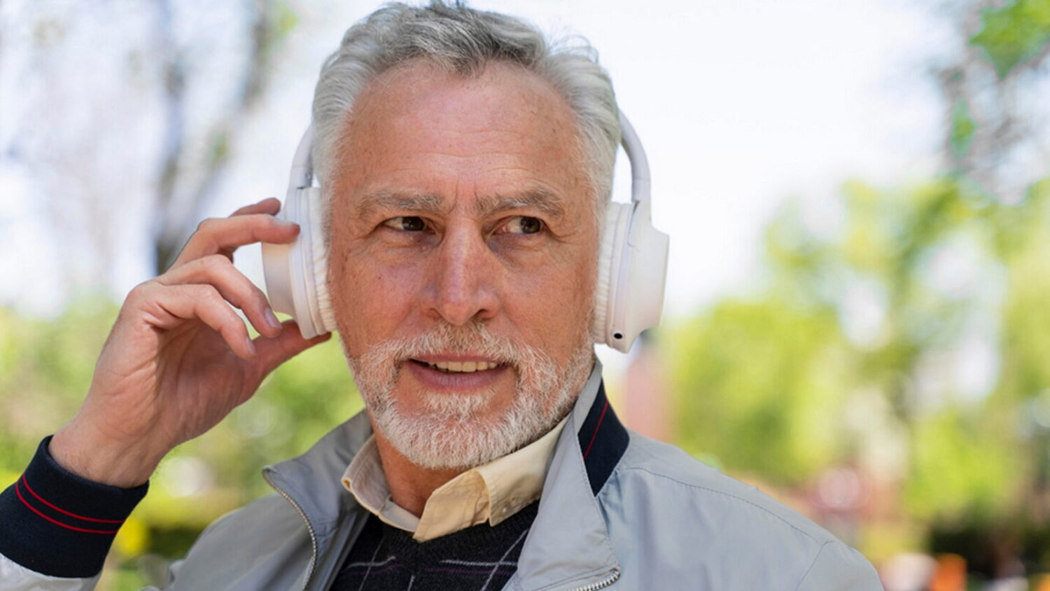 Η GOOGLE σβήνει το χάσμα στις γλώσσες: Αυτόματη μετάφραση κατευθείαν στα ακουστικά μας