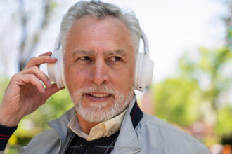 Η GOOGLE σβήνει το χάσμα στις γλώσσες: Αυτόματη μετάφραση κατευθείαν στα ακουστικά μας