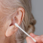 Γιατί Δεν Πρέπει να Καθαρίζεις τα Αυτιά σου – Τι Λέει η Επιστήμη