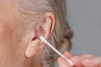 Γιατί Δεν Πρέπει να Καθαρίζεις τα Αυτιά σου – Τι Λέει η Επιστήμη