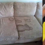 Καθάρισε τον καναπέ σου με ένα καπάκι κατσαρόλας - Θα βρει και πάλι το χρώμα του