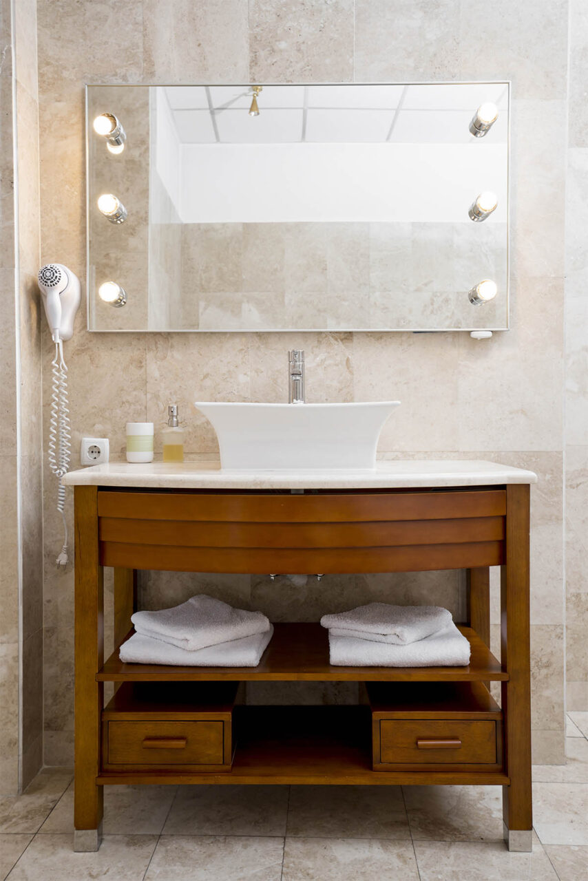 Μικρό μπάνιο και στρίμωγμα; Αυτές οι ιδέες το κάνουν να δείχνει διπλάσιο χωρίς μαστοριές 3 Καθρέφτης σε μικρό μπάνιο