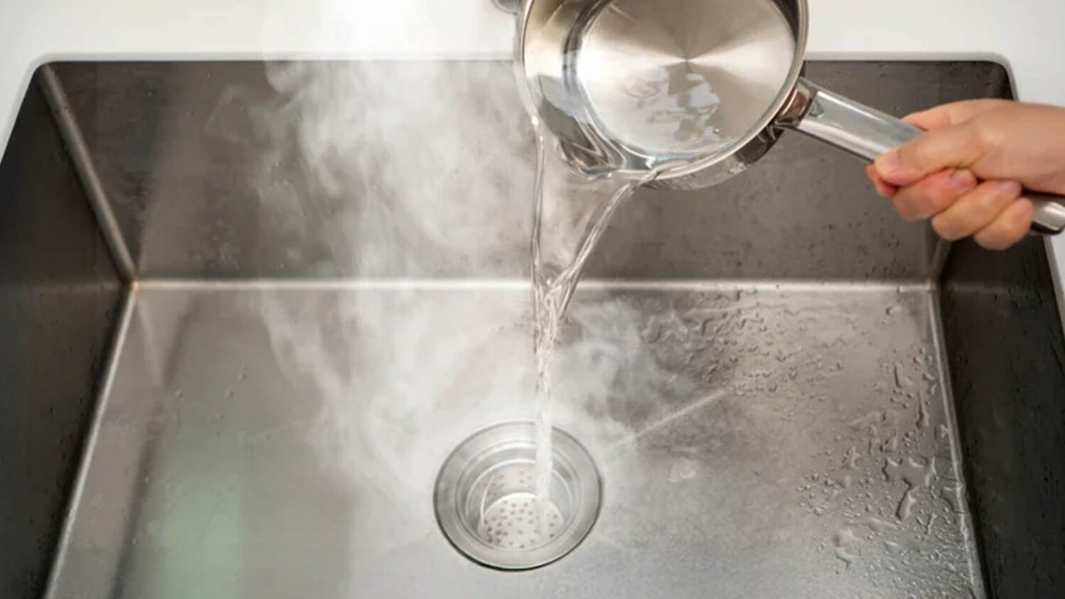 Σταμάτησέ το! Μην ρίχνεις βραστό νερό στον νεροχύτη, ειδικά τον Χειμώνα