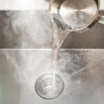 Σταμάτησέ το! Μην ρίχνεις βραστό νερό στον νεροχύτη, ειδικά τον Χειμώνα