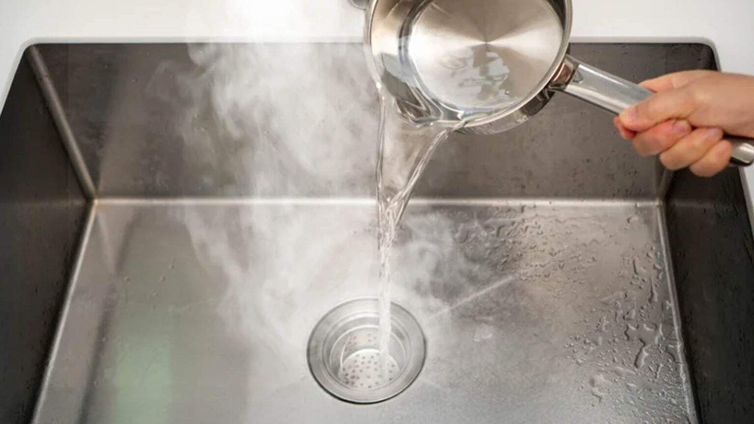 Σταμάτησέ το! Μην ρίχνεις βραστό νερό στον νεροχύτη, ειδικά τον Χειμώνα