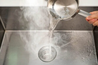 Σταμάτησέ το! Μην ρίχνεις βραστό νερό στον νεροχύτη, ειδικά τον Χειμώνα