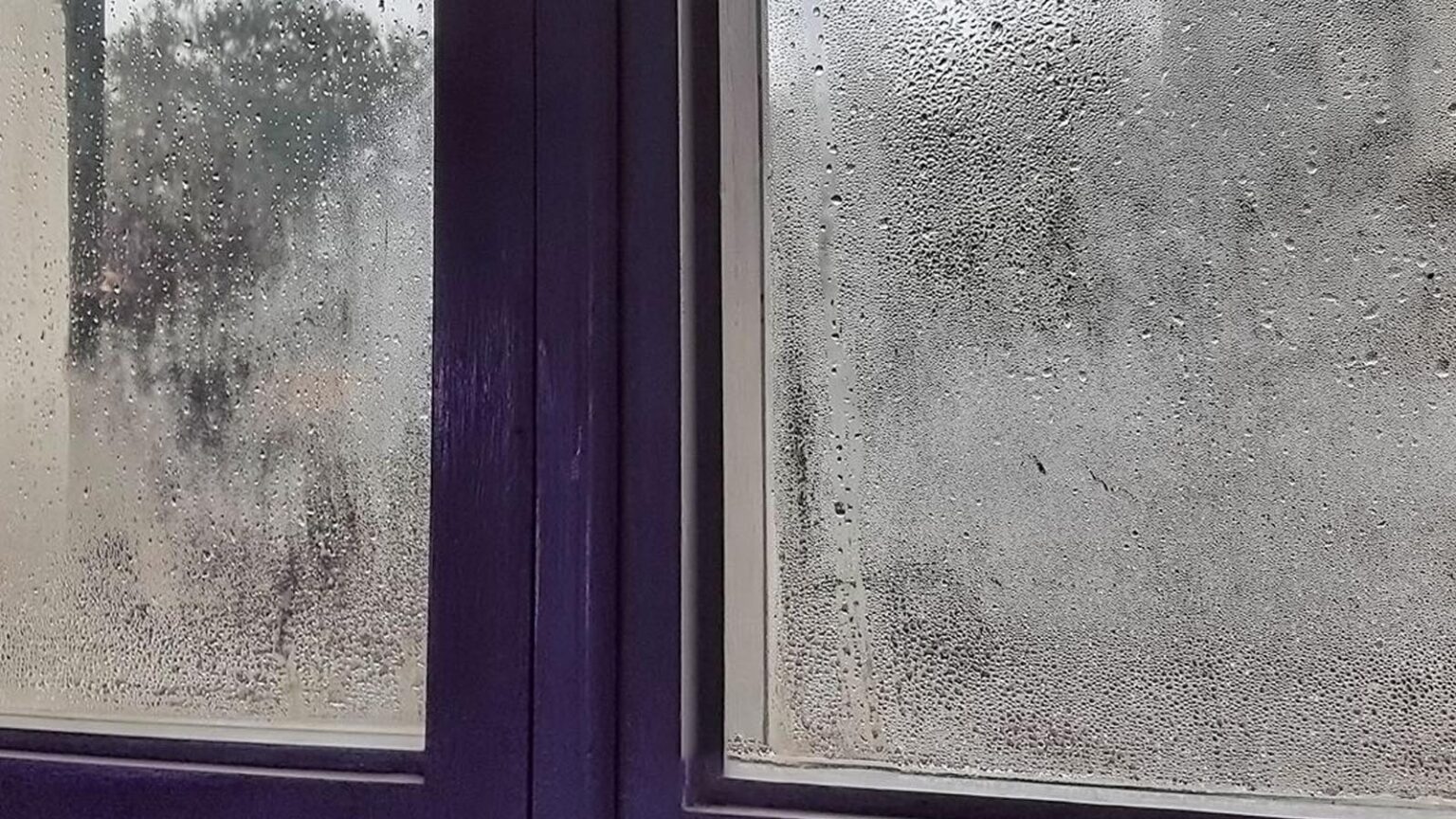 Με αυτό το απλό κόλπο θα σταματήσεις το "ίδρωμα" και τους υδρατμούς στα τζάμια και στα αλουμίνια