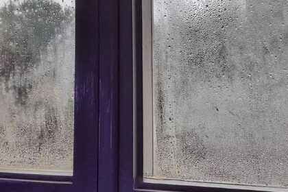 Με αυτό το απλό κόλπο θα σταματήσεις το "ίδρωμα" και τους υδρατμούς στα τζάμια και στα αλουμίνια