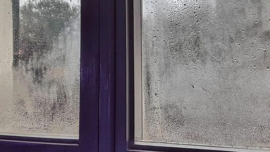 Με αυτό το απλό κόλπο θα σταματήσεις το "ίδρωμα" και τους υδρατμούς στα τζάμια και στα αλουμίνια