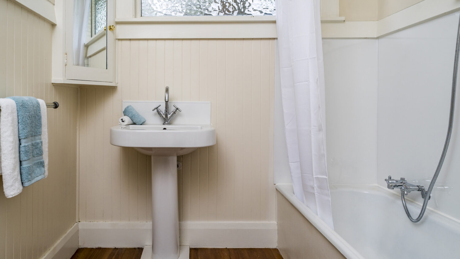 Μικρό μπάνιο και στρίμωγμα; Αυτές οι ιδέες το κάνουν να δείχνει διπλάσιο χωρίς μαστοριές