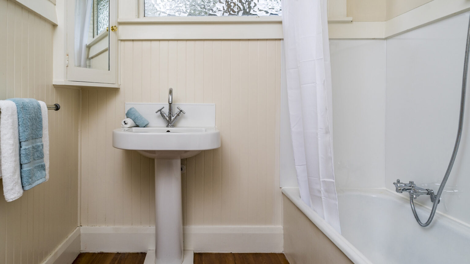 Μικρό μπάνιο και στρίμωγμα; Αυτές οι ιδέες το κάνουν να δείχνει διπλάσιο χωρίς μαστοριές