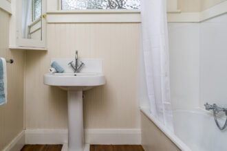 Μικρό μπάνιο και στρίμωγμα; Αυτές οι ιδέες το κάνουν να δείχνει διπλάσιο χωρίς μαστοριές