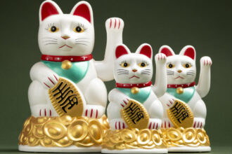 Ποια είναι η συναρπαστική ιστορία πίσω από την πολύ δημοφιλή "Γάτα που Γνέφει"