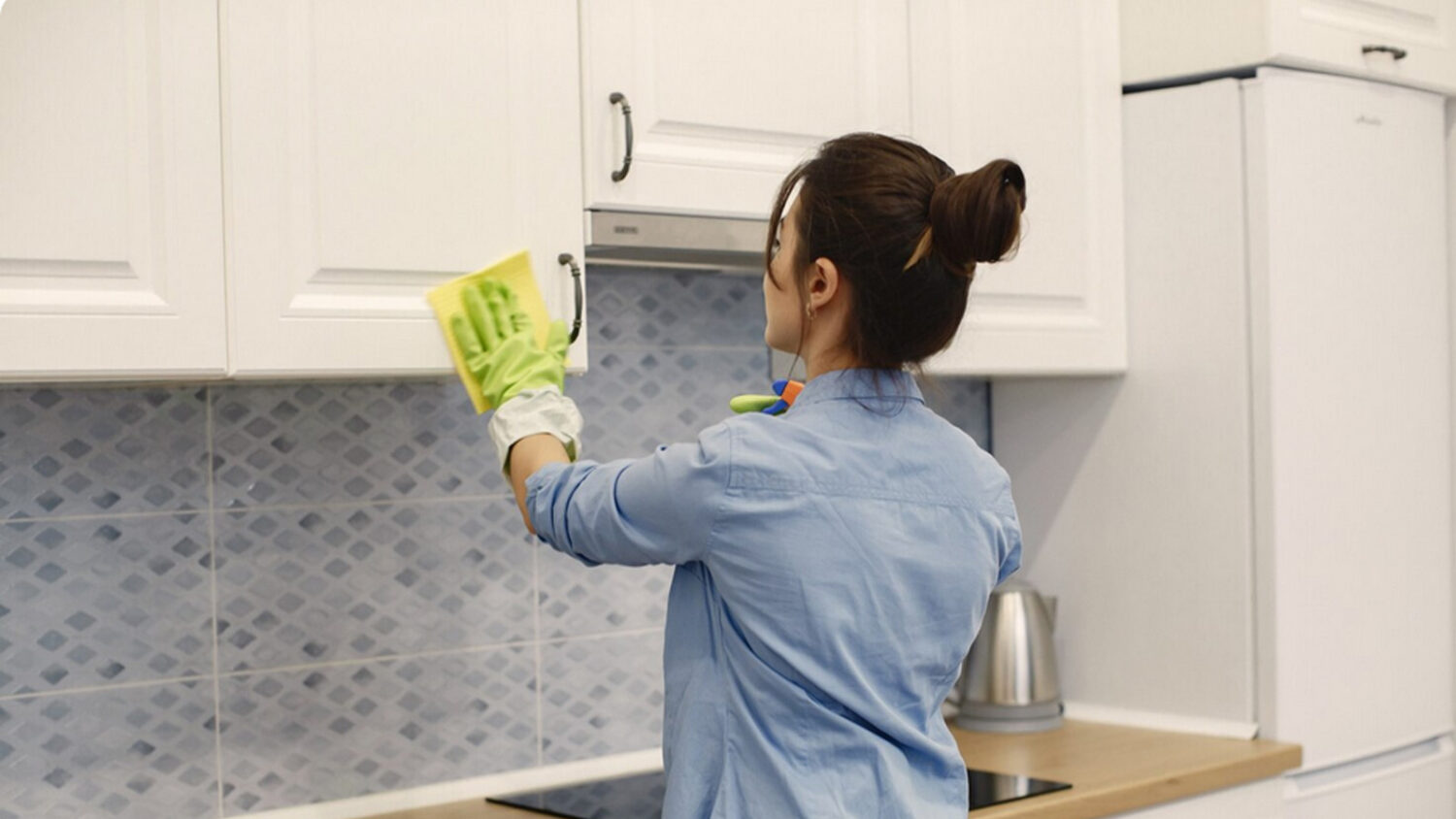 Τα ξύλινα ντουλάπια της κουζίνας καθαρίζουν με 2 απλά υλικά που έχεις ήδη στο σπίτι