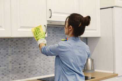 Τα ξύλινα ντουλάπια της κουζίνας καθαρίζουν με 2 απλά υλικά που έχεις ήδη στο σπίτι