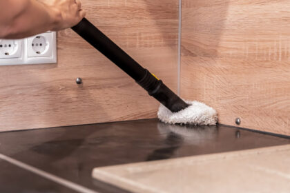 Μην καθαρίζεις ποτέ αυτά τα 12 πράγματα με νερό – Το λάθος που κάνουμε όλοι