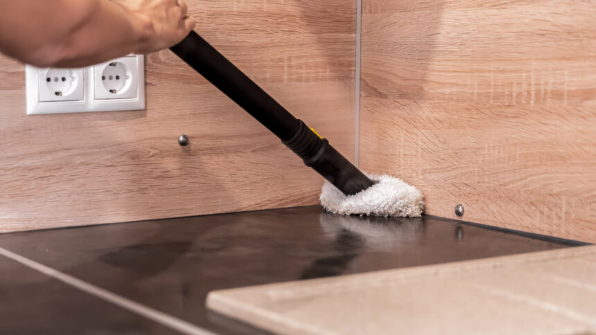 Μην καθαρίζεις ποτέ αυτά τα 12 πράγματα με νερό – Το λάθος που κάνουμε όλοι