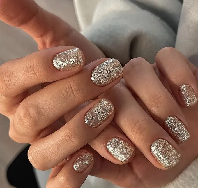 Πρωτοχρονιάτικα νύχια: τα σχέδια που δείχνουν πιο ακριβά απ’ όσο είναι 4 Πρωτοχρονιάτικα νύχια: τα σχέδια που δείχνουν πιο ακριβά απ’ όσο είναι