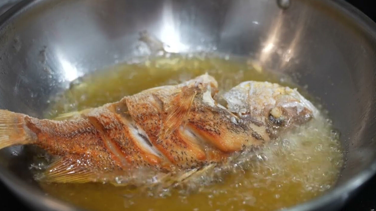 Πώς να τηγανίσετε ψάρια χωρίς πιτσίλισμα και οσμές: Το πιο απλό κόλπο που λειτουργεί