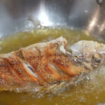 Πώς να τηγανίσετε ψάρια χωρίς πιτσίλισμα και οσμές: Το πιο απλό κόλπο που λειτουργεί