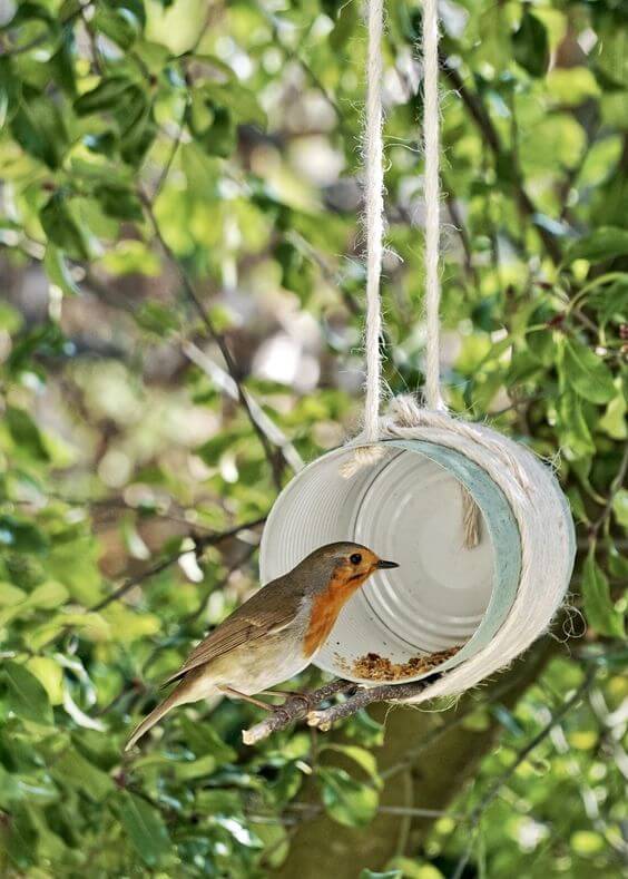 DIY: Κρεμαστά Τενεκεδάκια σε κήπο και μπαλκόνι που κάνουν τη διαφορά 8 DIY: Κρεμαστά Τενεκεδάκια σε κήπο και μπαλκόνι που κάνουν τη διαφορά