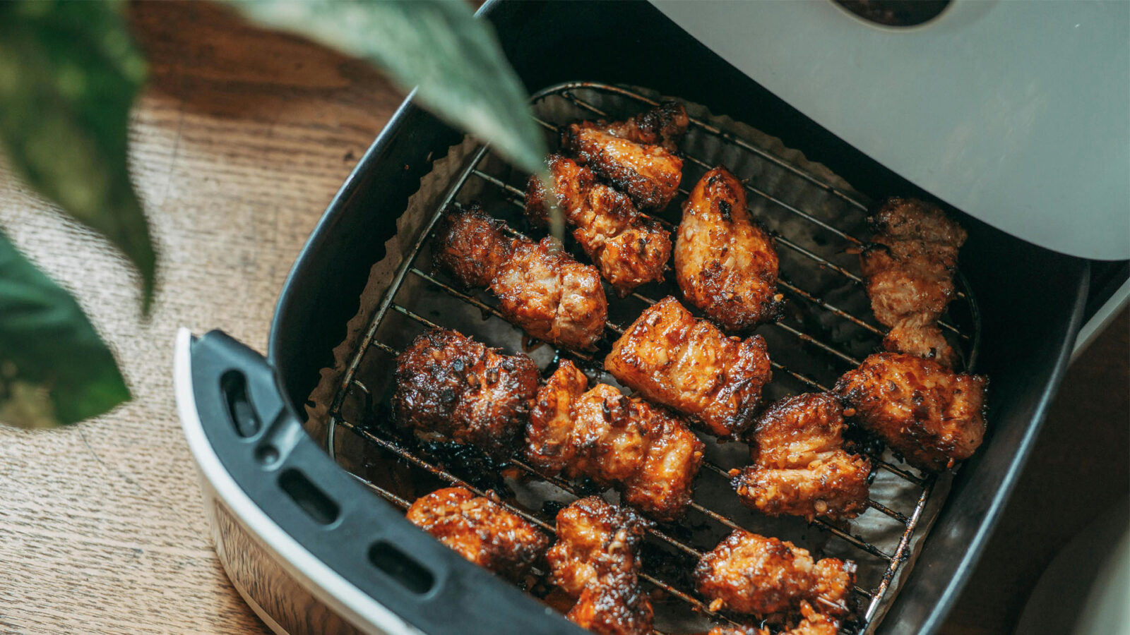 Air Fryer: Όσα Θα Θέλαμε να Μας Είχαν Πει την Πρώτη Μέρα – Απαντούν τα Μέλη μας 2 Ανοιχτό Air Fryer με ψημένο κρέας