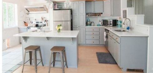 9 παραδείγματα που δείχνουν πώς το χρώμα στα ντουλάπια αλλάζει όλη την κουζίνα 5 9 παραδείγματα που δείχνουν πώς το χρώμα στα ντουλάπια αλλάζει όλη την κουζίνα