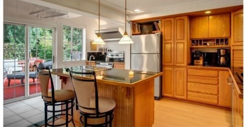 9 παραδείγματα που δείχνουν πώς το χρώμα στα ντουλάπια αλλάζει όλη την κουζίνα 4 9 παραδείγματα που δείχνουν πώς το χρώμα στα ντουλάπια αλλάζει όλη την κουζίνα