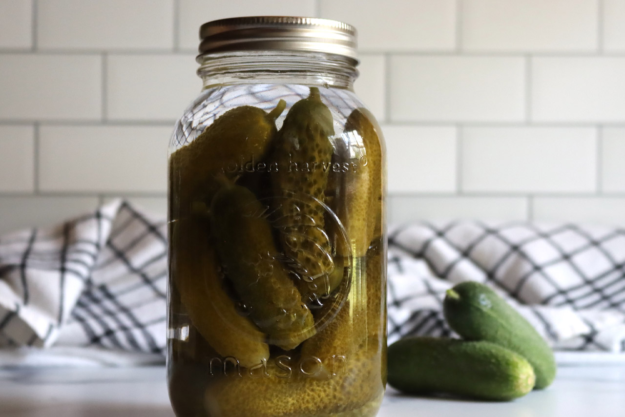 Μην πετάτε την άλμη από τα αγγουράκια τουρσί: Δείτε τι μπορείτε να φτιάξετε με αυτήν