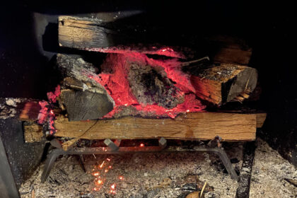 Πώς να ανάψεις φωτιά σε τζάκι ή μπάρμπεκιου χωρίς προσανάμματα (με ό,τι έχεις στο σπίτι)