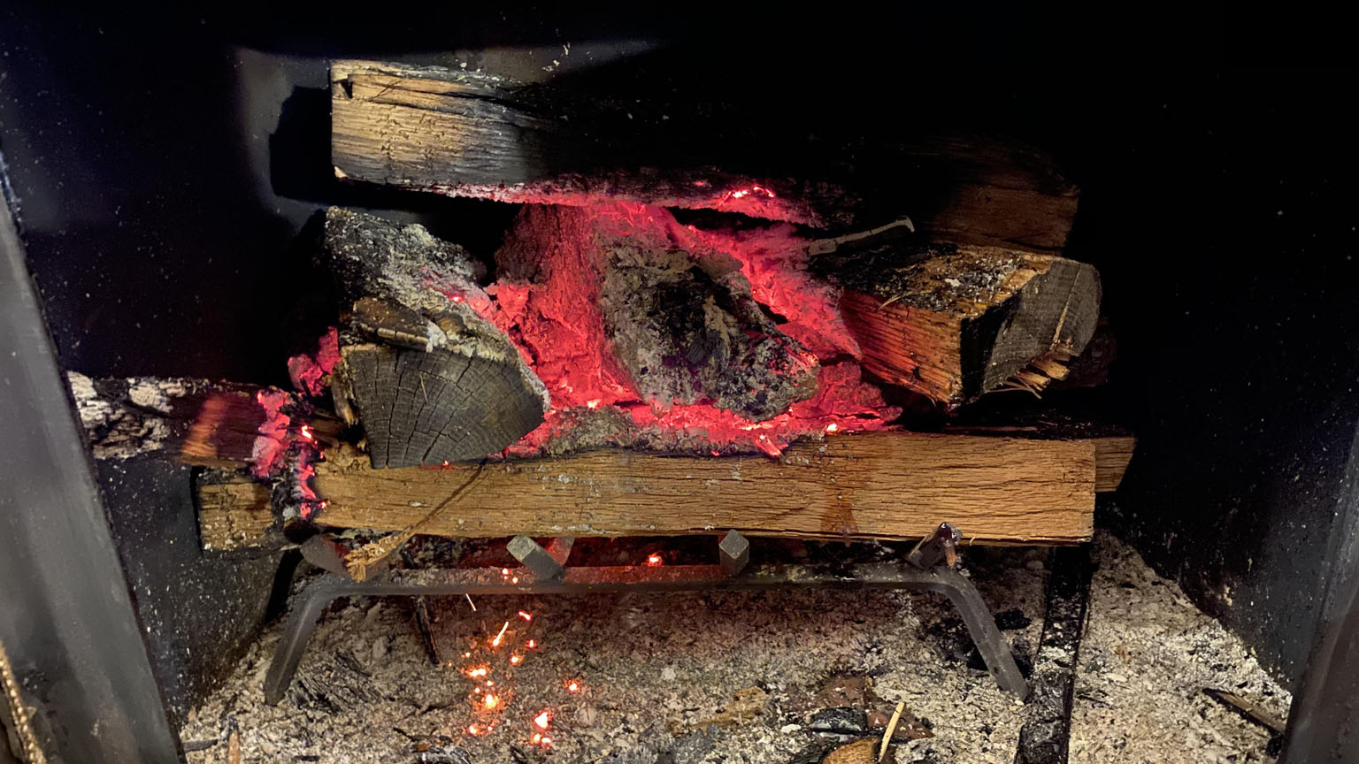 Πώς να ανάψεις φωτιά σε τζάκι ή μπάρμπεκιου χωρίς προσανάμματα (με ό,τι έχεις στο σπίτι)