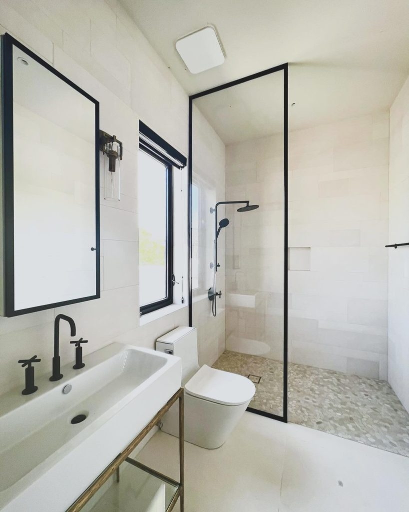 Ντους χωρίς πόρτα: 15+ ιδέες που μεταμορφώνουν το μπάνιο το 2026 15 Ντους χωρίς πόρτα: 15+ ιδέες που μεταμορφώνουν το μπάνιο το 2026