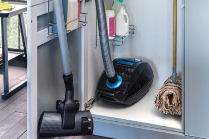 Δεν χωράνε πουθενά; Έξυπνα σημεία για σκούπες, ηλεκτρικές σκούπες και σφουγγαρίστρες σε μικρό διαμέρισμα