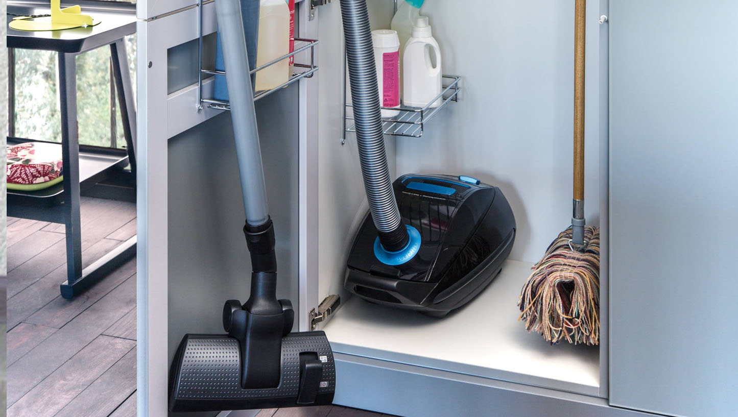 Δεν χωράνε πουθενά; Έξυπνα σημεία για σκούπες, ηλεκτρικές σκούπες και σφουγγαρίστρες σε μικρό διαμέρισμα