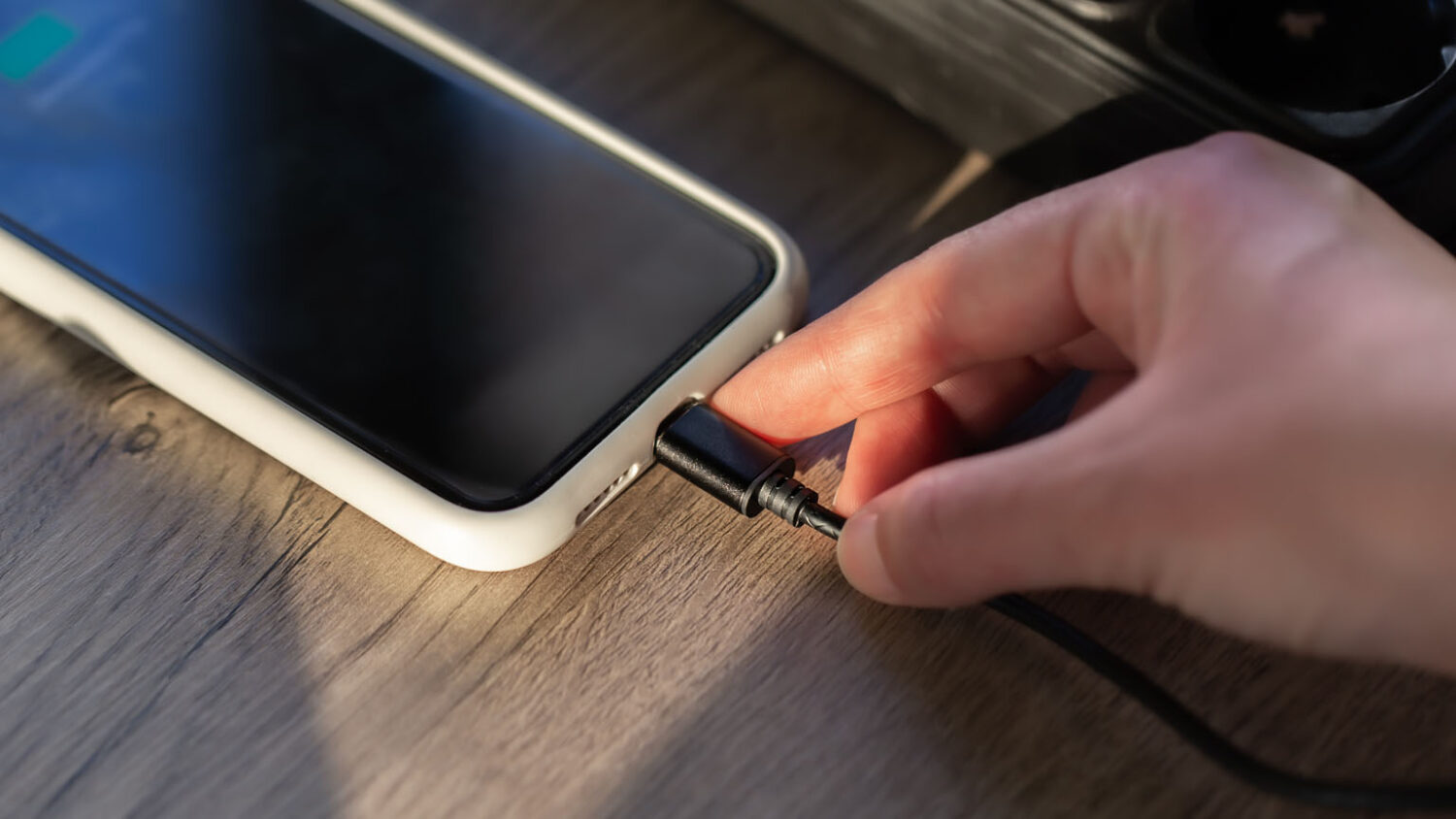 Η Apple και η Samsung ρωτήθηκαν αν μπορείτε να φορτίζετε το τηλέφωνό σας συνέχεια: ένας παλιός μύθος καταρρίπτεται