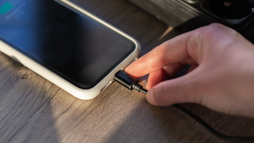 Η Apple και η Samsung ρωτήθηκαν αν μπορείτε να φορτίζετε το τηλέφωνό σας συνέχεια: ένας παλιός μύθος καταρρίπτεται