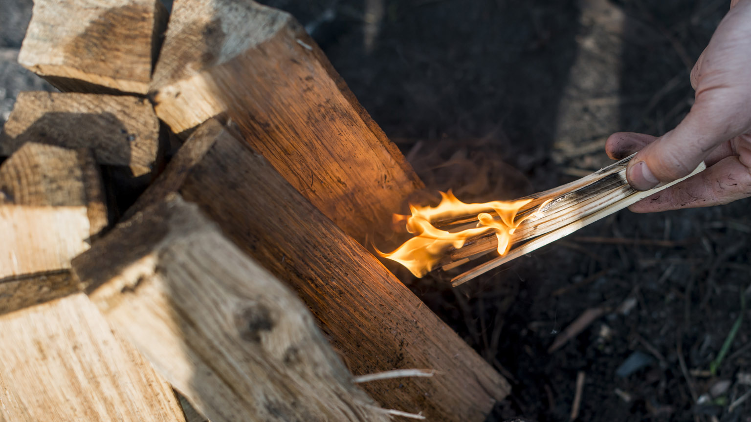 Μην Καίτε τα Καυσόξυλα λάθος - Το κόλπο που τα κάνει να ανάβουν σωστά ακόμα και αν είναι υγρά