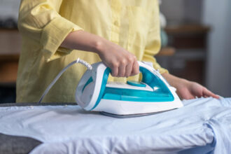 Σιδερώστρα σαν καινούργια: πώς θα κρατήσει χρόνια χωρίς να φθείρεται