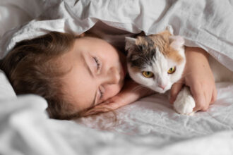 Γιατί η γάτα σας αγαπάει να κοιμάται πάνω σας: 6 λόγοι γι' αυτή τη γλυκιά συνήθεια