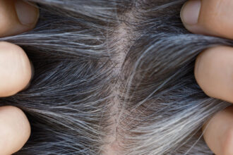 Γυρίζουν Πίσω τα Γκρίζα Μαλλιά; Οι Επιστήμονες Έχουν Άλλη Άποψη