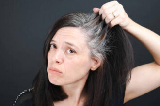Τι μπορείς να φας για να καθυστερήσεις το γκριζάρισμα των μαλλιών