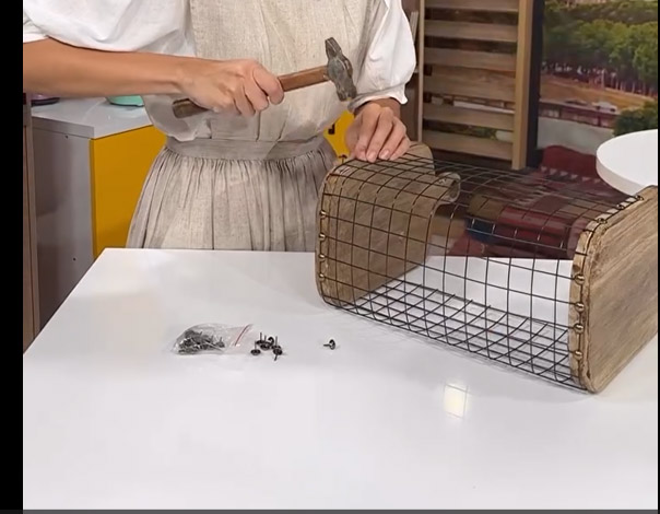 DIY κατασκευή: Το πιο πρωτότυπο καλάθι φτιάχνεται με ξύλα κοπής και σύρμα 4 DIY κατασκευή: Το πιο πρωτότυπο καλάθι φτιάχνεται με ξύλα κοπής και σύρμα