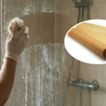 Ελάχιστοι άνθρωποι το γνωρίζουν: καθάρισε το τζάμι του ντους με χαρτί ψησίματος