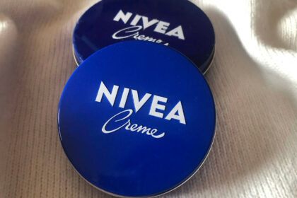 Perfume Priming: Το κόλπο με την μπλε Nivea που κάνει το άρωμά σου να μένει όλη μέρα