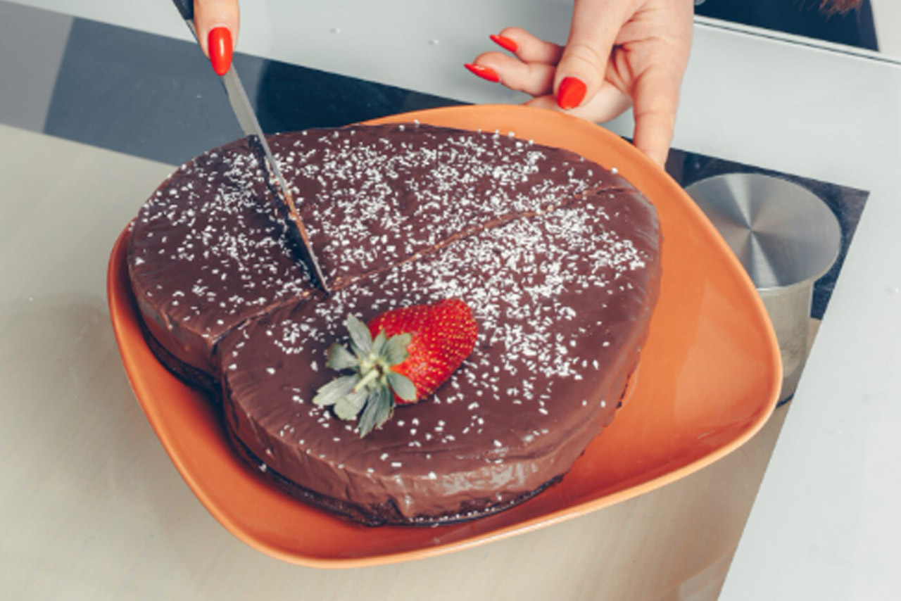 Ποιος είναι ο καλύτερος τρόπος για να κόψετε μια τούρτα: ένας σεφ ζαχαροπλαστικής μοιράζεται το μυστικό του