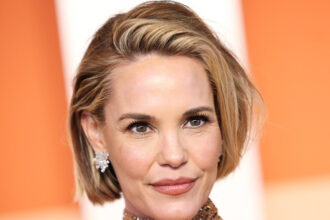 Το chic γαλλικό κούρεμα που «ανανεώνει» για γυναίκες άνω των 60